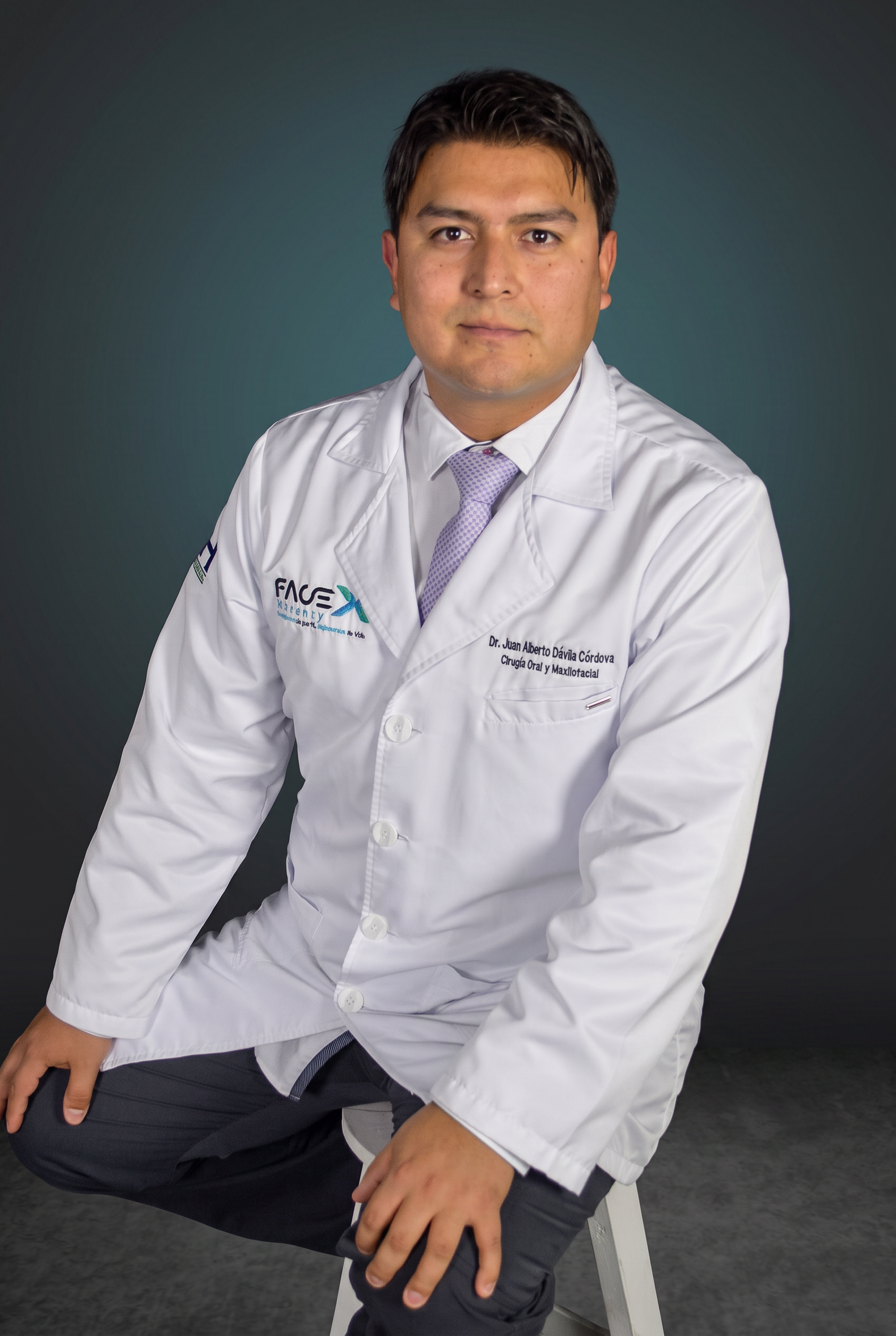 Dr. Juan Alberto Dávila con bata clínica del grupo Face X Surgery