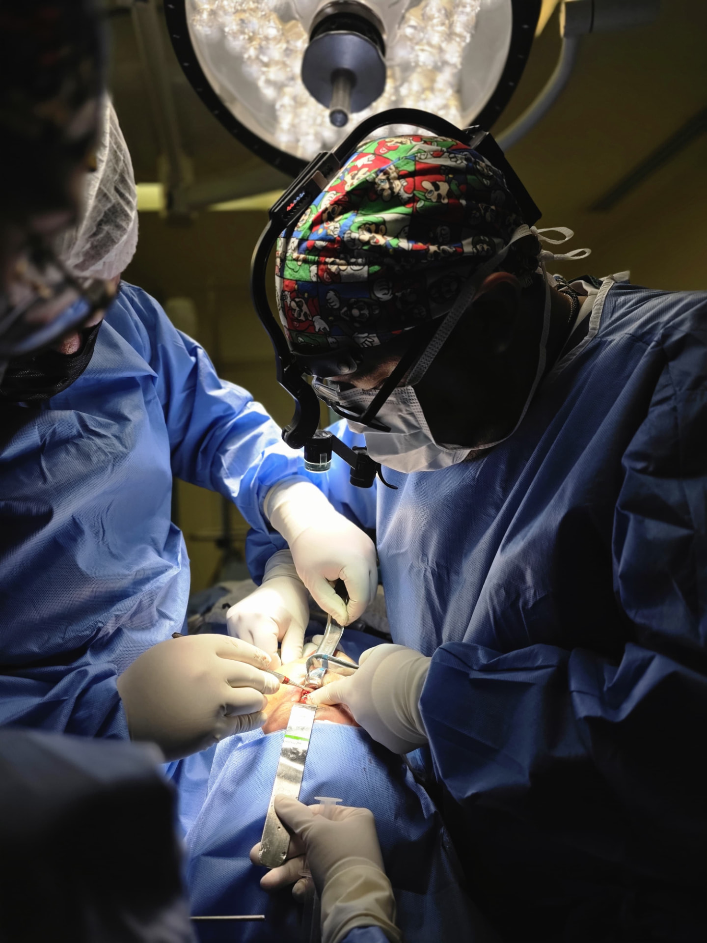 Equipo quirúrgico durante una cirugía maxilofacial